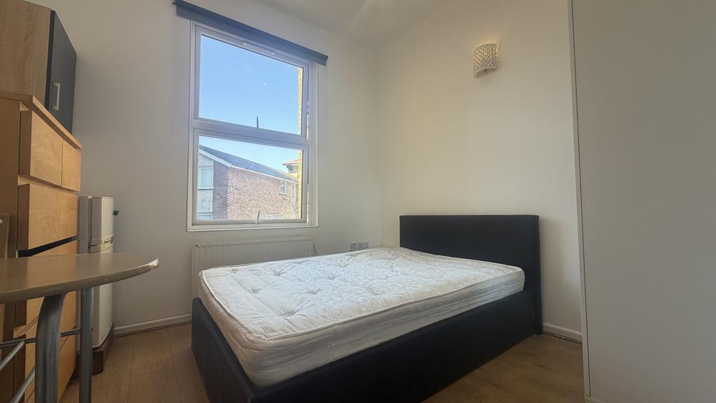 Apartment in London, West Ealing, Hanwell - View 2