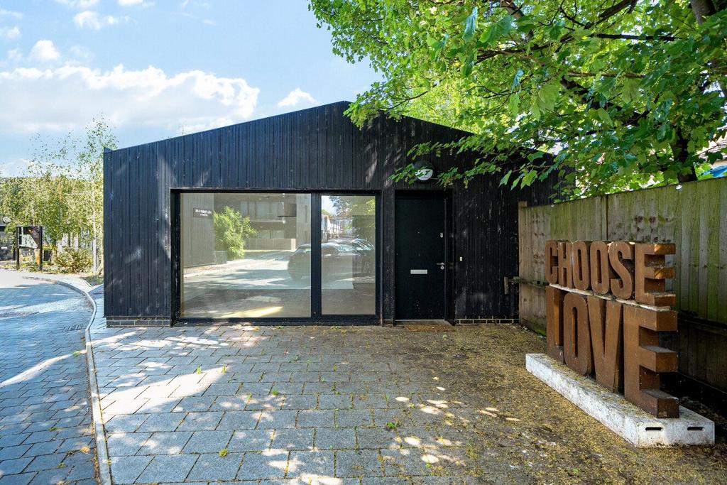 House in Croydon - More