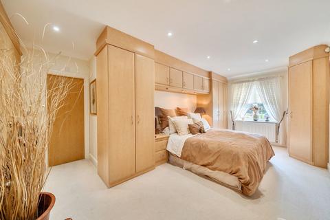 3 bedroom flat for sale, Hive Road, Bushey WD23