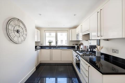 2 bedroom flat to rent, Kensington Gardens Square, London W2