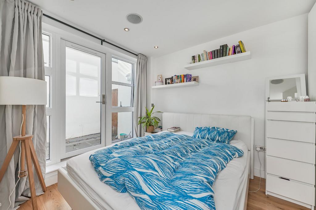 Apartment in Clapham - View 4