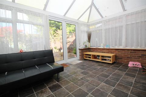 3 bedroom house to rent, Denchers Plat, Crawley, West Sussex. RH11 7TR
