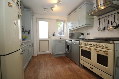 3 bedroom house to rent, Denchers Plat, Crawley, West Sussex. RH11 7TR