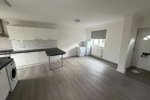 5 bedroom end of terrace house to rent, Grosvenor Road, Dagenham
