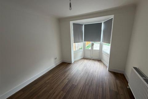 5 bedroom end of terrace house to rent, Grosvenor Road, Dagenham
