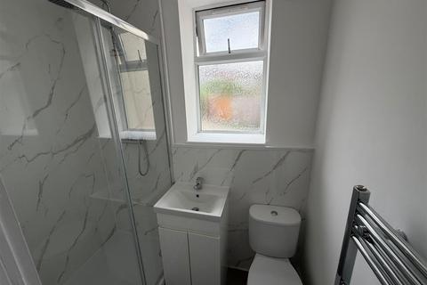 5 bedroom end of terrace house to rent, Grosvenor Road, Dagenham