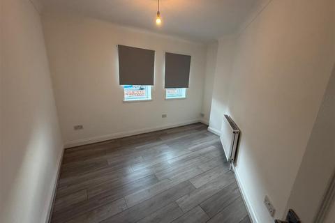 5 bedroom end of terrace house to rent, Grosvenor Road, Dagenham