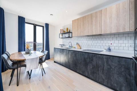 2 bedroom flat for sale, Maurice Browne Avenue, London NW7
