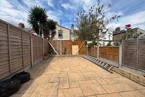 2 bedroom terraced house to rent, Kingsland Road, London