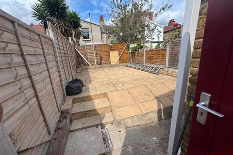 2 bedroom terraced house to rent, Kingsland Road, London