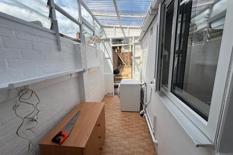 2 bedroom terraced house to rent, Kingsland Road, London