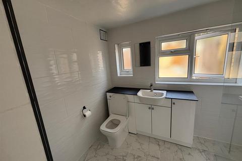 2 bedroom terraced house to rent, Kingsland Road, London