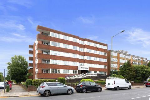 3 bedroom flat for sale, Ballards Lane, London N3