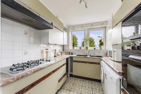 3 bedroom flat for sale, Ballards Lane, London N3