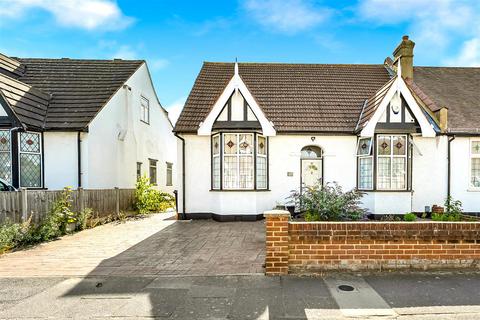 2 bedroom semi-detached bungalow for sale, Gyllyngdune Gardens, Ilford