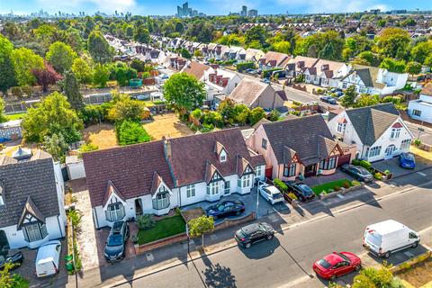 2 bedroom semi-detached bungalow for sale, Gyllyngdune Gardens, Ilford