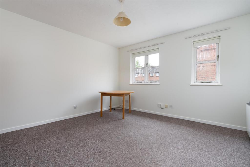 Apartment in Yiewsley - View 2