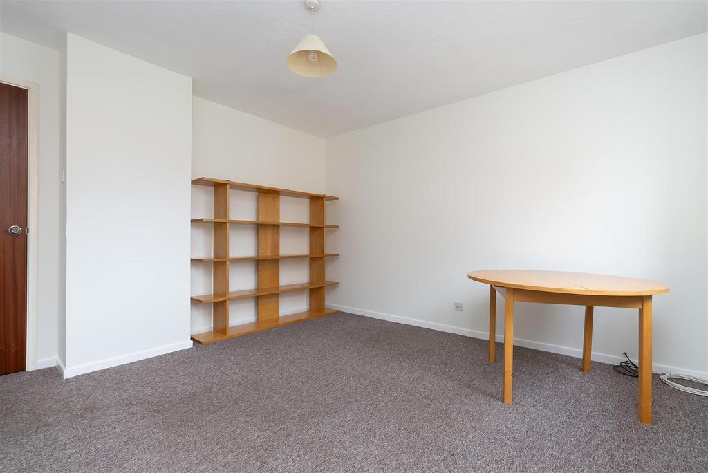 Apartment in Yiewsley - View 3