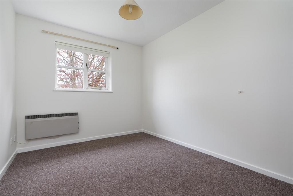 Apartment in Yiewsley - More