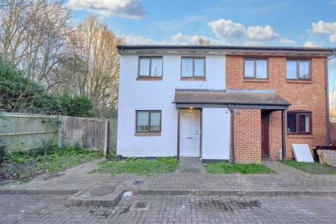 10 Eider Close, Hayes, Middlesex, UB4 9TD