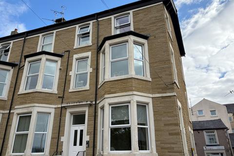 2 bedroom flat to rent, Highfield Crescent, Morecambe, LA4