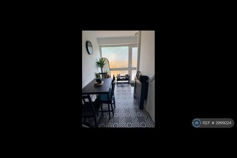 3 bedroom terraced house to rent, Livale Court, Newport, NP20