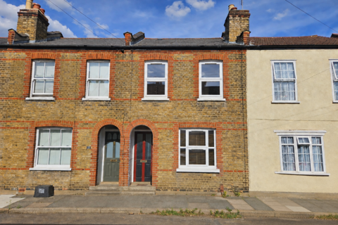 Warwick Road, Twickenham, 5 mins Green, easy walk Station
