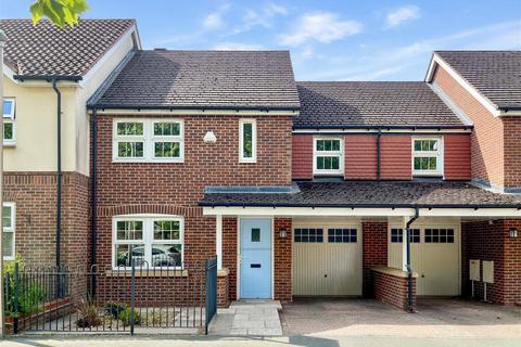 3 bedroom semi-detached house to rent, Galloway Green, Congelton