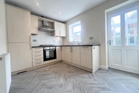 3 bedroom semi-detached house to rent, Galloway Green, Congelton