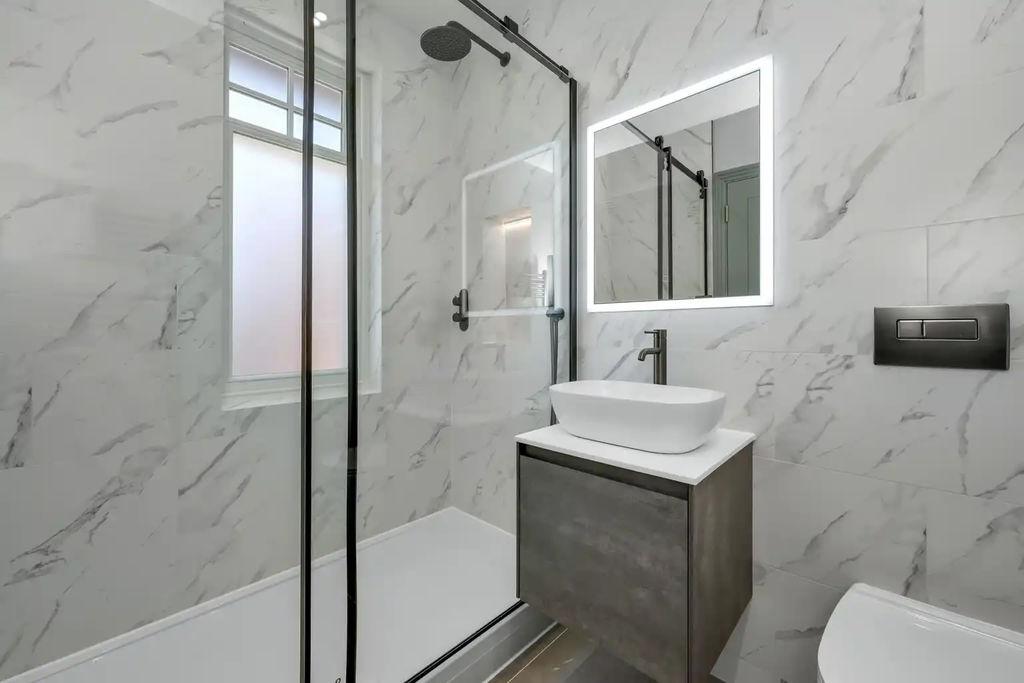 Apartment in Elmbridge, Molesey - More
