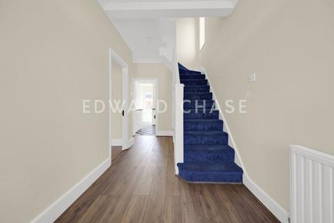 4 bedroom semi-detached house to rent, Beehive Lane, Gants Hill, IG1