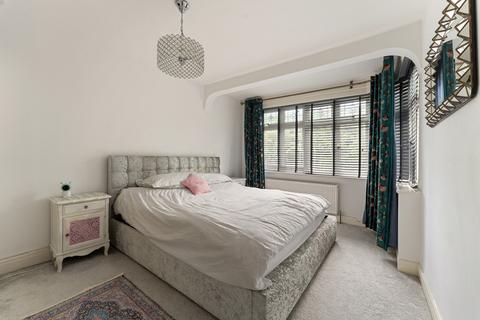 4 bedroom terraced house for sale, Eccleston Crescent, Romford, RM6