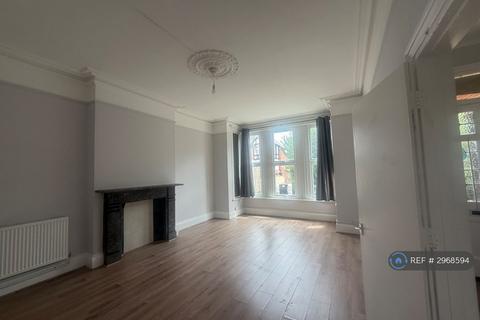 3 bedroom maisonette to rent, Station Lane, Hornchurch, RM12