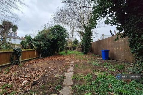 3 bedroom maisonette to rent, Station Lane, Hornchurch, RM12