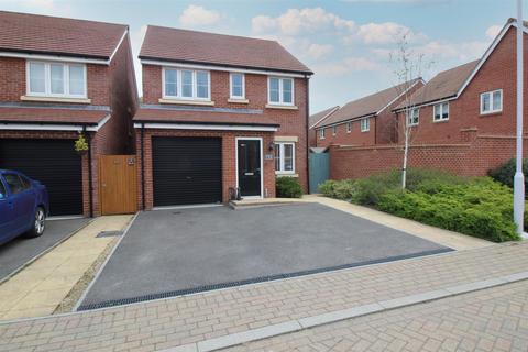 3 bedroom house to rent, Ullswater Road, Crawley. RH10 3ZT