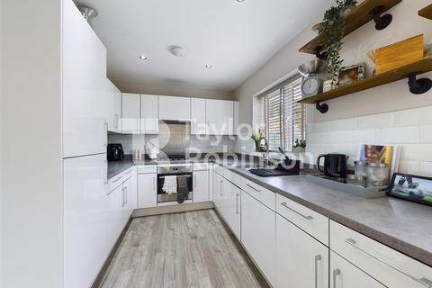 3 bedroom house to rent, Ullswater Road, Crawley. RH10 3ZT