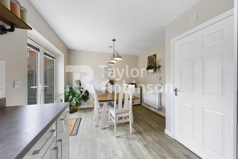 3 bedroom house to rent, Ullswater Road, Crawley. RH10 3ZT