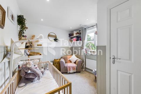 3 bedroom house to rent, Ullswater Road, Crawley. RH10 3ZT