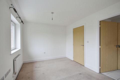 3 bedroom semi-detached house to rent, Wraysbury Drive, West Drayton UB7