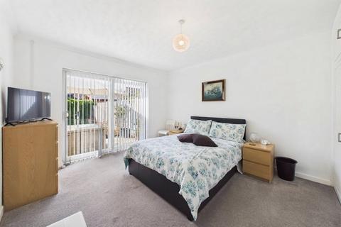 2 bedroom bungalow to rent, Woodbine Close, Sandhurst, Berkshire, GU47