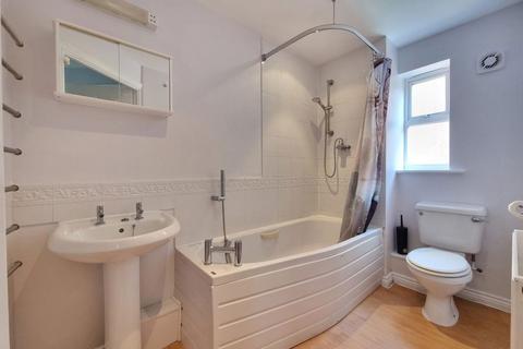 2 bedroom flat to rent, Lock Keeper Close, Leicester
