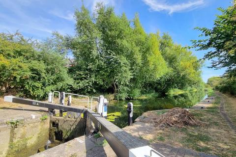 2 bedroom flat to rent, Lock Keeper Close, Leicester