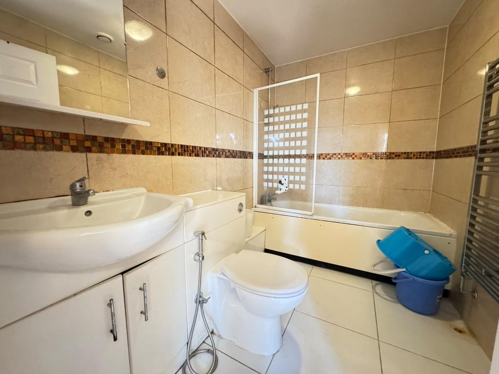 Apartment in HOUNSLOW - View 4