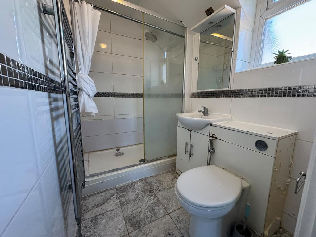 Apartment in HOUNSLOW - View 5