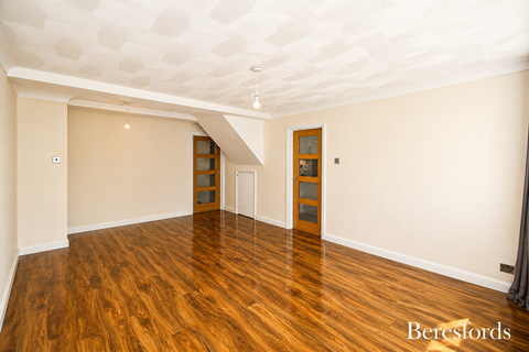 2 bedroom ground floor flat to rent, Newlands Road, CM12