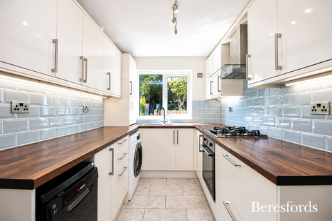 2 bedroom ground floor flat to rent, Newlands Road, CM12
