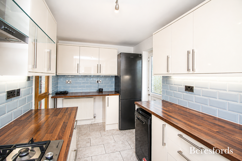 2 bedroom ground floor flat to rent, Newlands Road, CM12