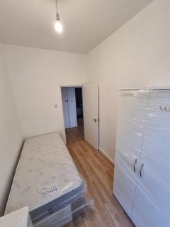 2 bedroom flat to rent, London SE6