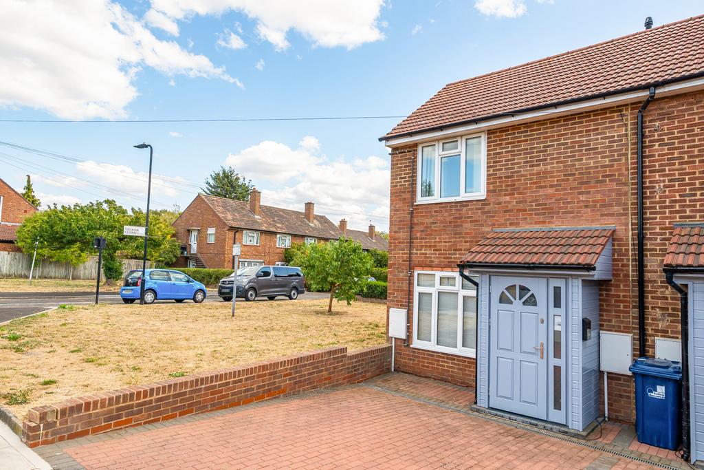 Detached house exterior, driveway