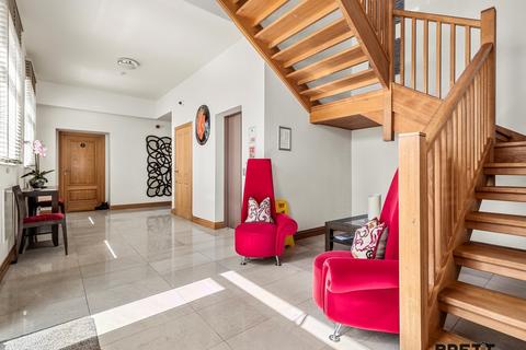 2 bedroom flat for sale, The Rath, Milford Haven, Pembrokeshire. SA73 3JR